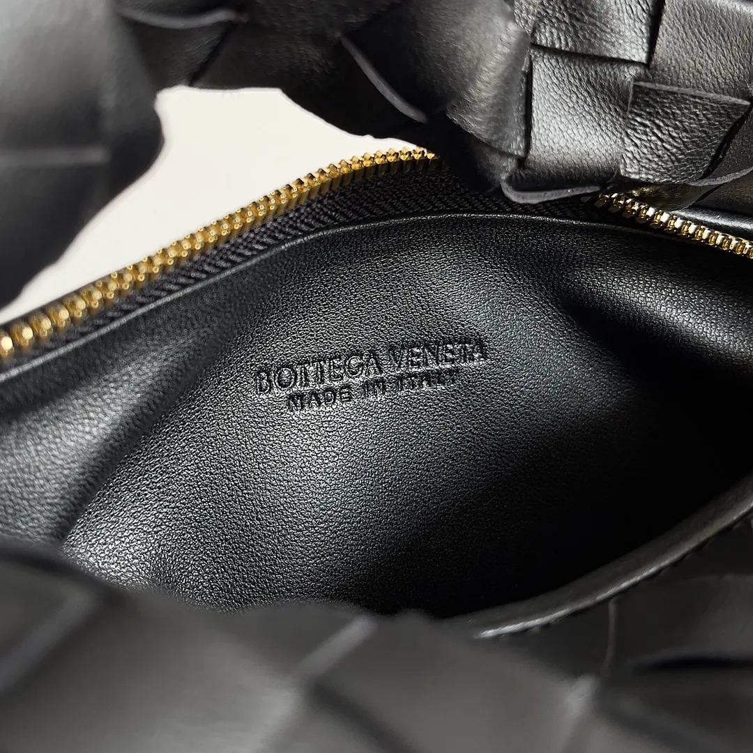 Batch 1120 Bottega veneta͙.——The latest braided and knotted hobo🔥 The top-grade lambskin leather is very soft, the bag shape is unique, practical and durable. It retains the traditional weaving elements while being a bit more flamboyant ~ Made of hand-woven sheepskin, zipper opening and closing, curved seamless structure, effortless to match. Highly recommended⚠️⚠️⚠️ The highest-end in the market🌈 Welcome to compare [Factory equipped with full package] size: 23x15x5cm.   Model: 651876